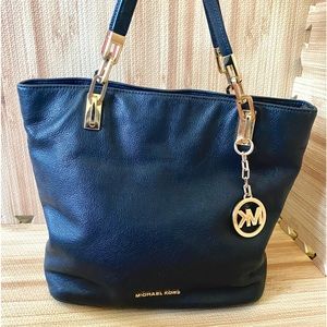 **Sold out**Michael Kors Pebbled Leather Purse